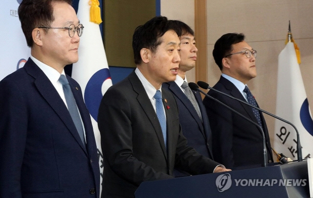 김주현 금융위원장(왼쪽 두 번째)이 지난달 28일 오전 정부서울청사 별관에서 태영건설의 워크아웃 신청과 관련한 대응방안 브리핑을 하고 있다. <연합뉴스>